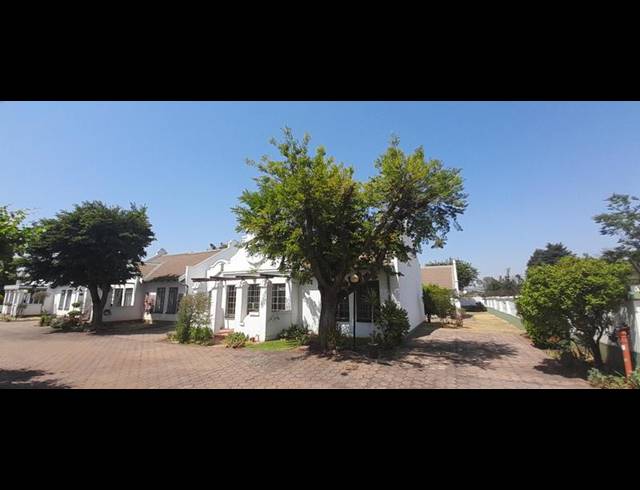 2 BEDROOM TOWNHOUSE FOR SALE IN DIE HOEWES